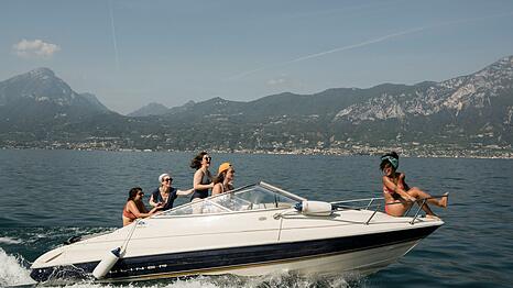 Seit elf Jahren machen sie j&auml;hrlich gemeinsam Urlaub am Gardasee, von links: Amali (Homa Faghiri), Sophie (Ina Maria Jaich), Francesca (Natalia Rudziewicz), Luz (Janet Rothe) und Fana (Thandi Sebe).
