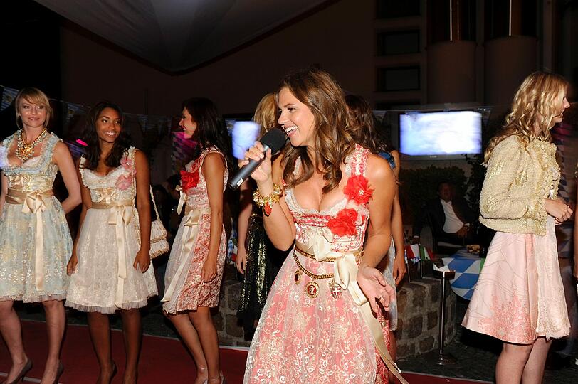Schauspielerin und Sängerin Julia Bless. So ausgelassen und feucht-fröhlich ging es bei der Dirndl Couture Modenschau von Ophelia Blaimer im Hugo's zu: Die Stars feiern, die schönen Mädels präsentieren die neuste Edel-Dirndl-Kollektion.