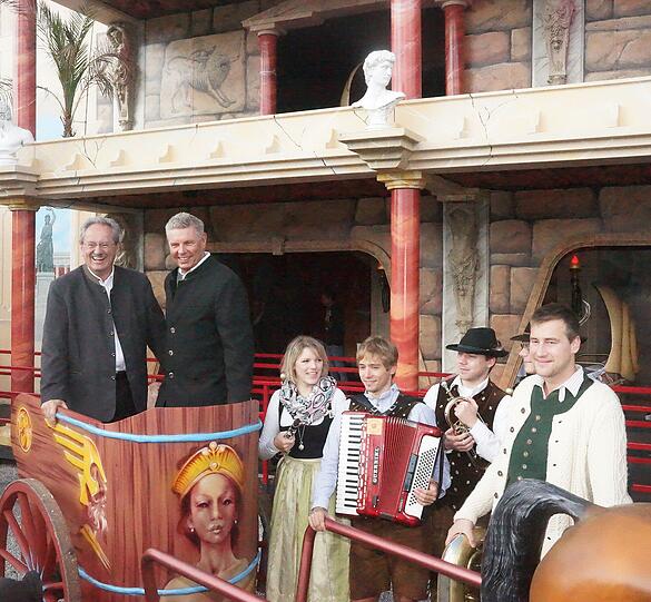 OB Ude und Dieter Reiter betrachten das Haus der "Odyssee".