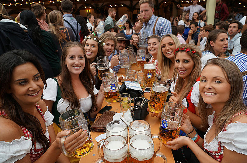 Und irgendwann gab es dann kein Halten mehr: ausgelassene Stimmung im Hofbräuzelt.