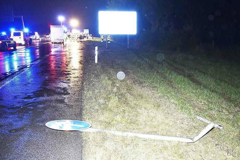 Der BMW raste haarscharf am Vorwegweiser der Anschlussstelle Taufkirchen vorbei.