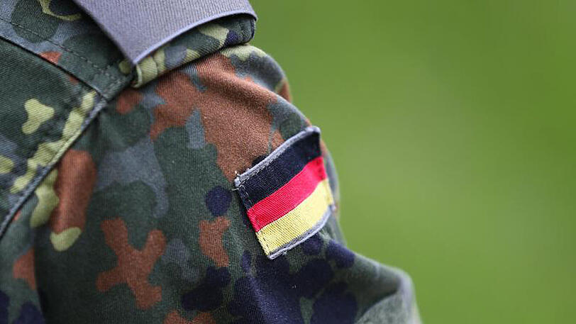 Uniform eines Soldaten (Illustration): Franco A. steht im Verdacht, Anschläge auf Politiker geplant zu haben.