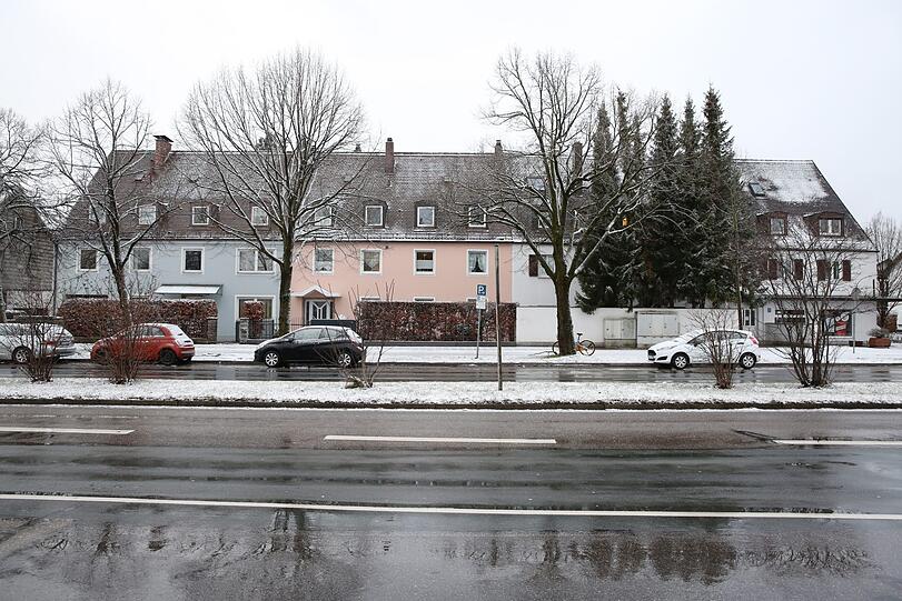 Die Wasserburger Landstraße im Winter: Reihenhäuschen, aber auch Einfamilienhäuser säumen in Trudering die Straße.