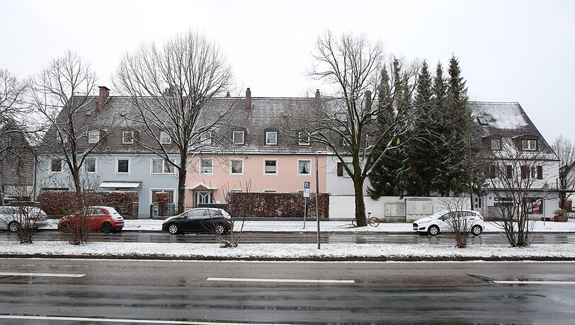 Die Wasserburger Landstraße im Winter: Reihenhäuschen, aber auch Einfamilienhäuser säumen in Trudering die Straße. Die Wasserburger Landstraße im Winter: Reihenhäuschen, aber auch Einfamilienhäuser säumen in Trudering die Straße.