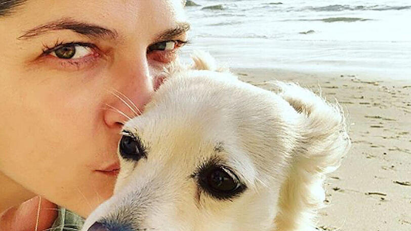 Selma Blair und Hündin Pippa am Strand