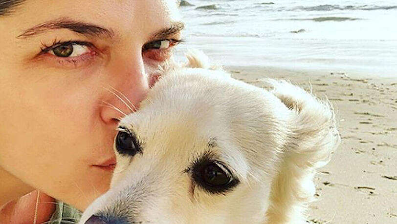 Selma Blair und Hündin Pippa am Strand Selma Blair und Hündin Pippa am Strand