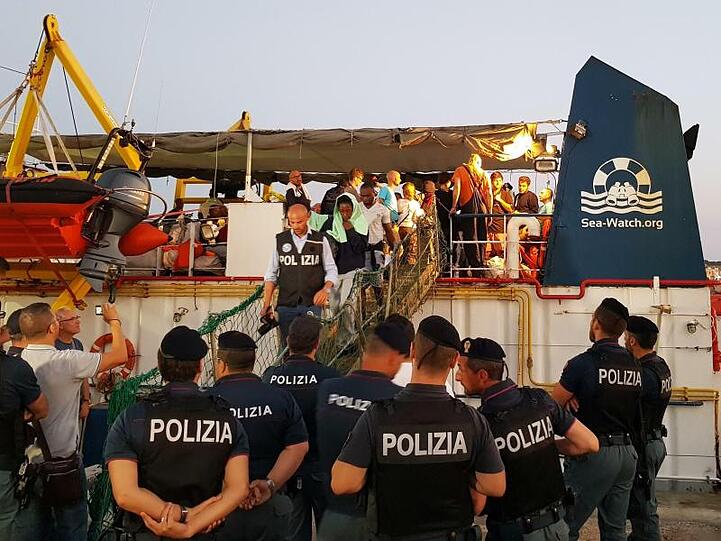 Migranten durften die "Sea-Watch 3" verlassen.