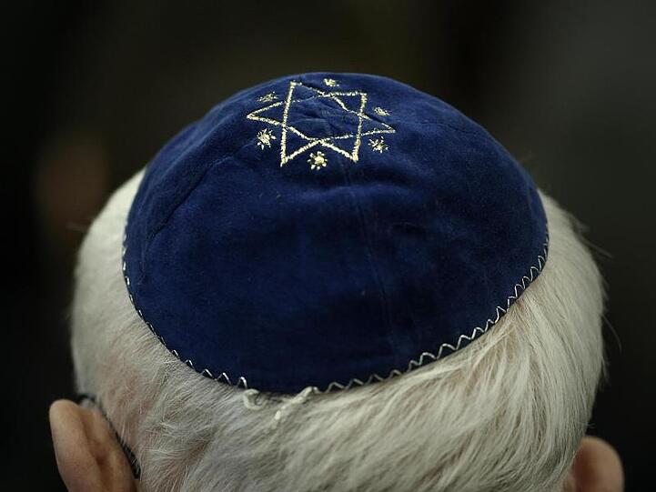 Ein Mann mit Kippa in einer Synagoge. Im vergangenen Jahr ist die Zahl antisemitischer Straftaten bundesweit stark gestiegen.