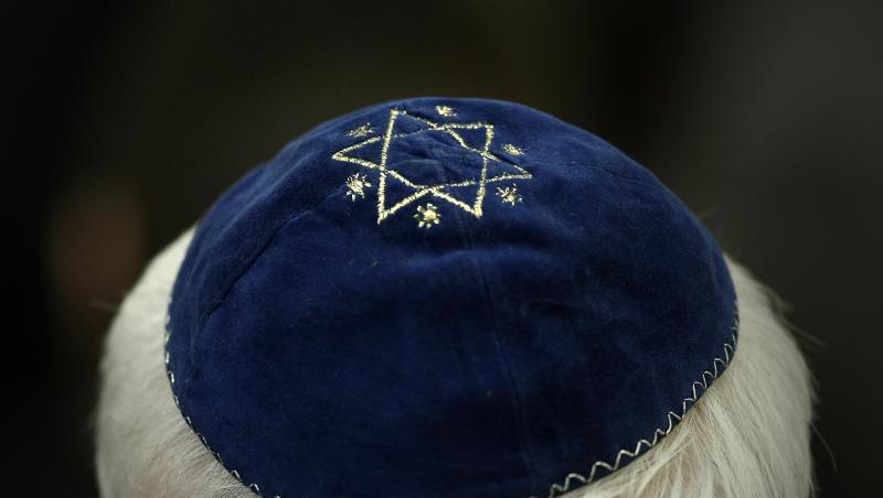 Ein Mann mit Kippa in einer Synagoge. Im vergangenen Jahr ist die Zahl antisemitischer Straftaten bundesweit stark gestiegen. Ein Mann mit Kippa in einer Synagoge. Im vergangenen Jahr ist die Zahl antisemitischer Straftaten bundesweit stark gestiegen.