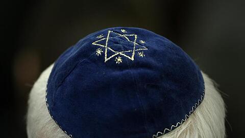 Ein Mann mit Kippa in einer Synagoge. Im vergangenen Jahr ist die Zahl antisemitischer Straftaten bundesweit stark gestiegen.