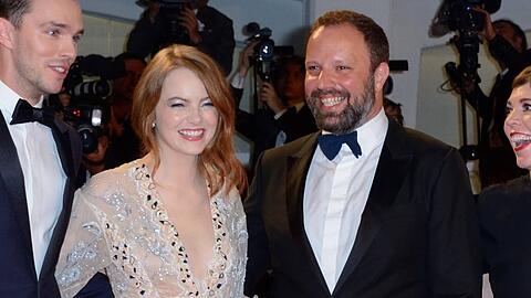 Giorgos Lanthimos "Poor Things" - hier mit Hauptdarstellerin Emma Stone bei einer anderen Veranstaltung - hat in Venedig den Goldenen Löwen gewonnen.