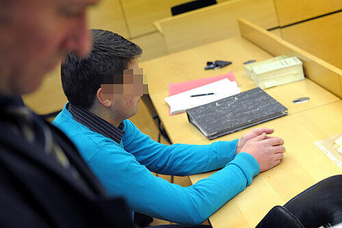 Der wegen eines Bankraubs angeklagte David S. sitzt am Dienstag (01.02.2011) vor Verhandlungsbeginn in einem Gerichtssaal des Amtsgerichts Würzburg (Unterfranken).