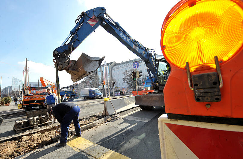 An der Celtisstraße werden Gleise für die Straßenbahn durch die Pillenreuther Straße verlegt.