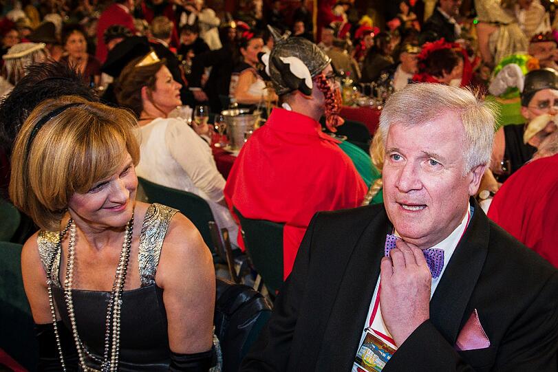 Bayerns Ministerpräsident Horst Seehofer (CSU)- verkleidet mit Fliege.