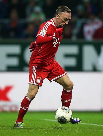 FRANCK RIBERY: Note 1+++. Monströs gutes Startelfcomeback trotz angeknackster Rippe: zwei Tore, zwei Vorlagen! Brauchte eine Viertelstunde zum Reintasten, dann wieder der gewohnte Derwisch, überall anspielbar &ndash; bester Mann! Torvorlage vor Werders Eigentor zum 1:0 (21.) und zu Mandzukics 4:0 (60.) - schon die achte und neunte diese Saison. Stand selbst beim 3:0 und 6:0 goldrichtig, zehnter und elfter Pflichtspieltreffer. In der 88. stand der Pfosten im Weg. Ach: sein 42. Ligaspiel ohne Niederlage in Folge.