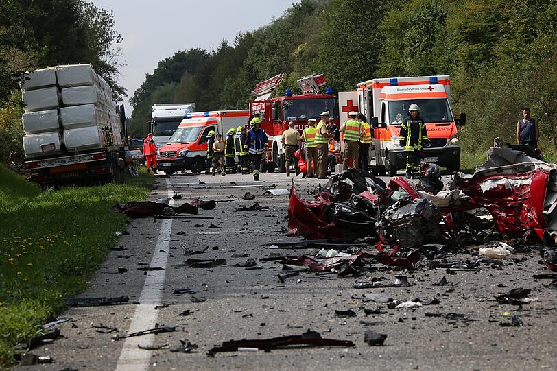 Der Wagen wurde bei dem Zusammenstoß mit dem Lkw regelrecht in seine Einzelteile zerissen.
