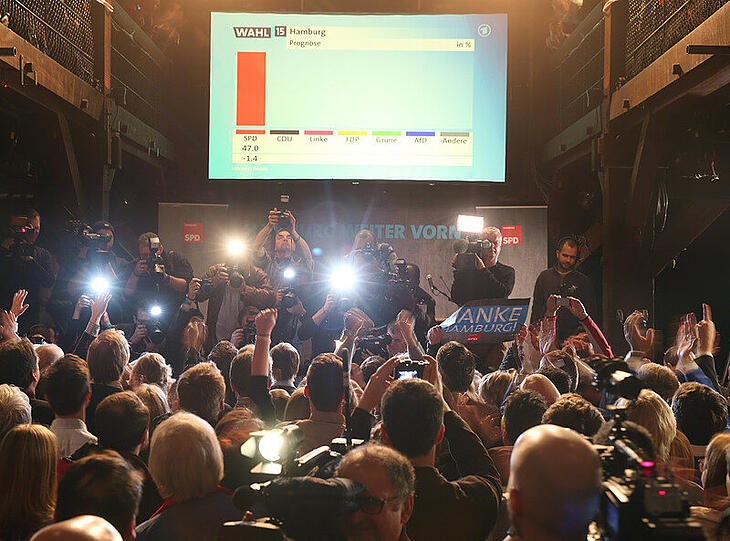 Auch die Anhänger der SPD freuen sich während der Wahlparty über das erzielte Hochrechnungsergebnis.