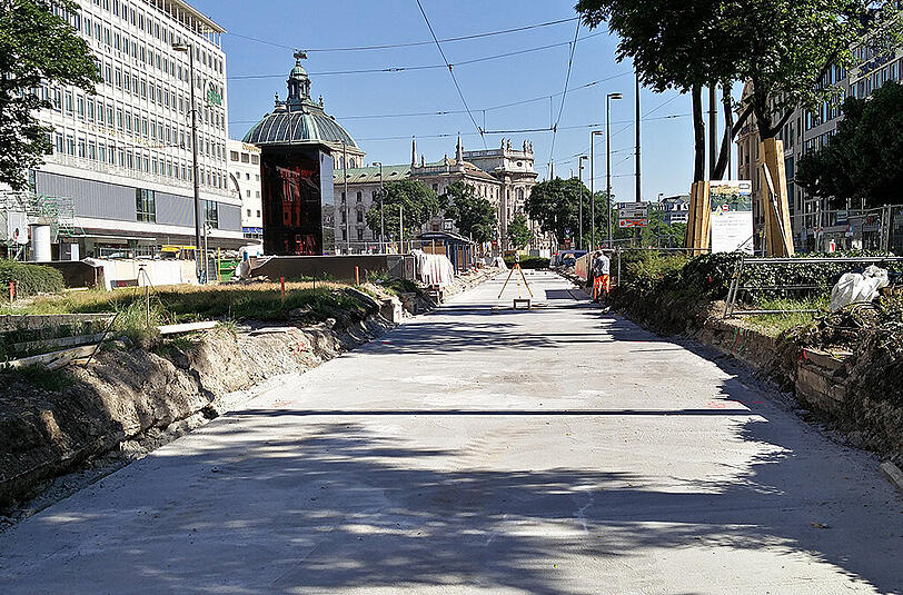 Die graue Fläche ist bereits betoniert, die Spur stadteinwärts liegt noch frei.