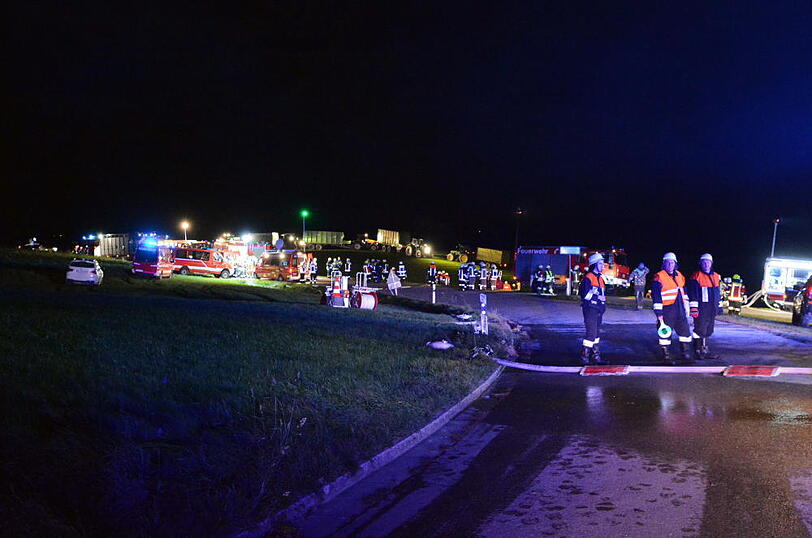 Die Flammen ließen nicht viel übrig - 30 Rinder starben im Feuer. Die Bilder vom Löscheinsatz in Wurmsham.