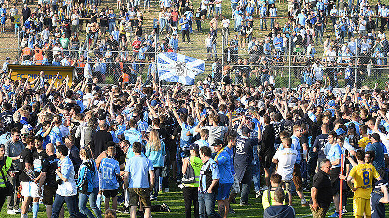 Kein Halten mehr: Die Löwen-Fans feiern die Regionalliga-Meisterschaft auf dem Platz in Pipinsried.