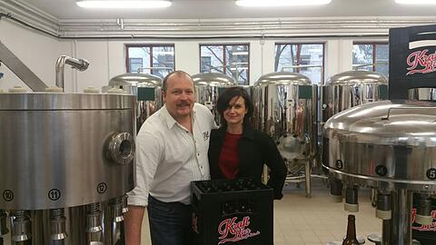 Thomas und Marta Girg in ihrer Hinterhofbrauerei in Hadern. Ab Sommer will das Ehepaar drei verschiedene
Sorten Bier verkaufen &ndash; in Bio-Qualität.