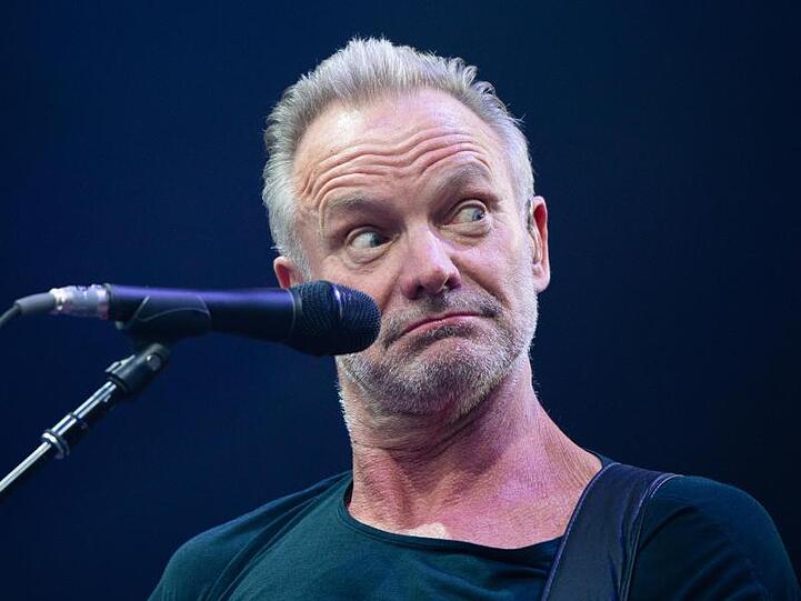 Sting lässt den Blick wandern.