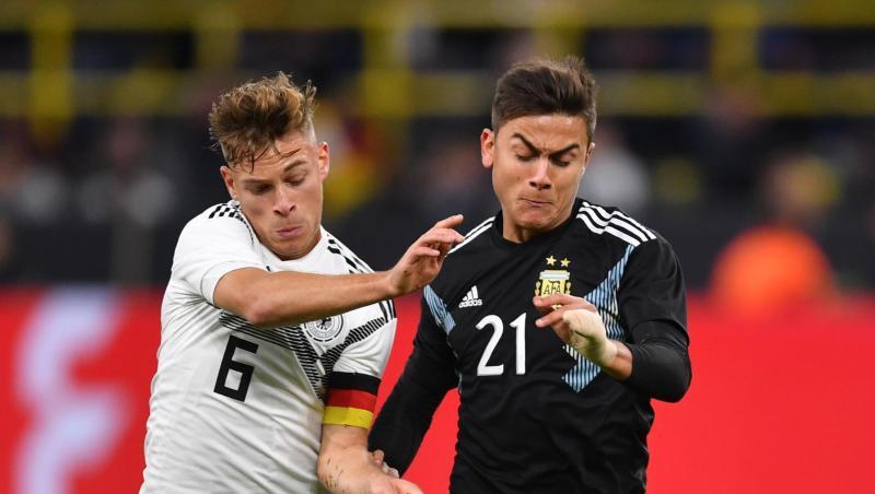 Joshua Kimmich aus Deutschland kämpft mit Paulo Dybala (r) aus Argentinien um den Ball. Foto: Marius Becker/dpa Joshua Kimmich aus Deutschland kämpft mit Paulo Dybala (r) aus Argentinien um den Ball. Foto: Marius Becker/dpa