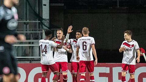 Nicht nur die RWE-Spieler feierten den Pokal-Coup von Rot-Weiss Essen gegen Fortuna Düsseldorf.
