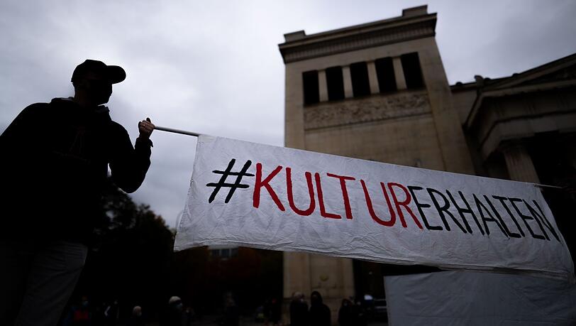 Im Oktober demonstrierten Künstler auf dem Königsplatz für mehr Hilfe vom Staat. Verbessert hat sich ihre Situation seitdem kaum.