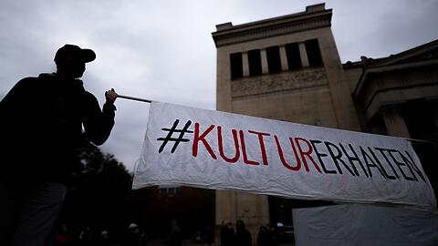 Im Oktober demonstrierten Künstler auf dem Königsplatz für mehr Hilfe vom Staat. Verbessert hat sich ihre Situation seitdem kaum.