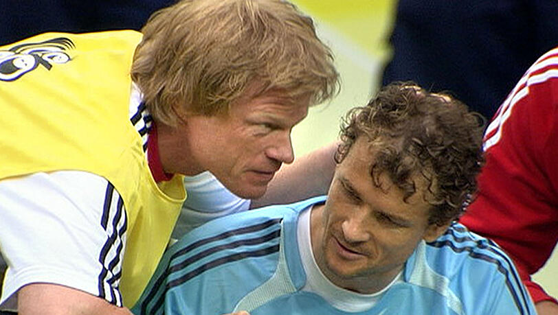 Große Geste: Oliver Kahn, vor der WM zum Reservisten degradiert, macht Jens Lehmann (r.) vor dem Elferschießen gegen Argentinien Mut. Große Geste: Oliver Kahn, vor der WM zum Reservisten degradiert, macht Jens Lehmann (r.) vor dem Elferschießen gegen Argentinien Mut.