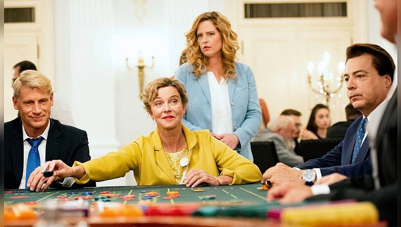 "Meine Mutter spielt verrückt": Toni (Diana Amft, h.) weiß nicht, wie sie ihre Mutter Heidi (Margarita Broich) am Spieltisch stoppen kann.