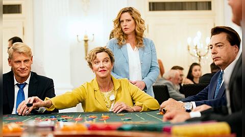 "Meine Mutter spielt verrückt": Toni (Diana Amft, h.) weiß nicht, wie sie ihre Mutter Heidi (Margarita Broich) am Spieltisch stoppen kann.