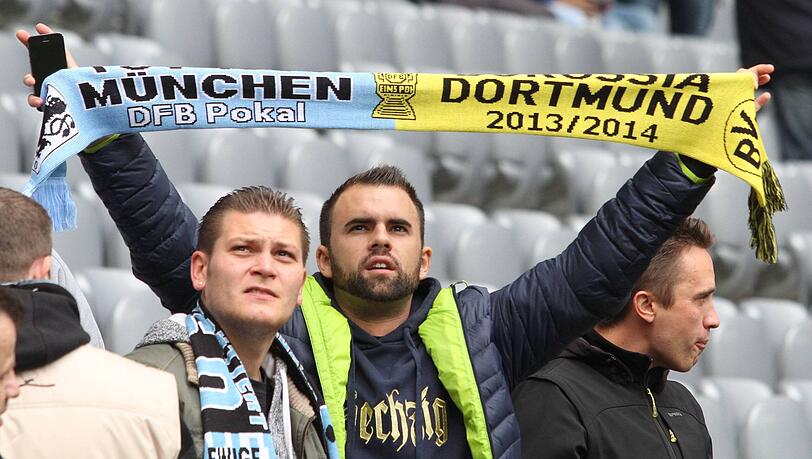 Auch zum Zweitrundenspiel der Sechzger gegen den BVB im DFB-Pokal der Saison 2013/2014 hatte es kombinierte Fan-Schals zum Spiel gegeben. (Archivbild) Auch zum Zweitrundenspiel der Sechzger gegen den BVB im DFB-Pokal der Saison 2013/2014 hatte es kombinierte Fan-Schals zum Spiel gegeben. (Archivbild)