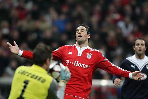 Ein Abend zum Verzweifeln: Luca Toni scheitert an Bordeeaux-Keeper Carrasso