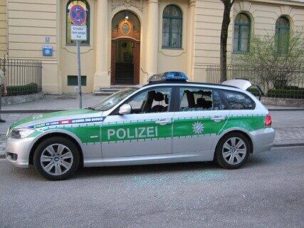 Ein Streifenwagen wurde von einem Mann mit einem Baseballschläger demoliert. Die Bilder.