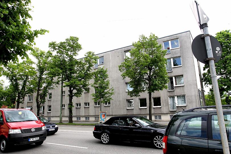 Vor diesem Männer-Wohnheim stach die Hausfrau zu.