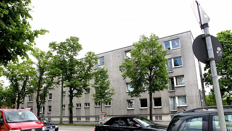 Vor diesem Männer-Wohnheim stach die Hausfrau zu. Vor diesem Männer-Wohnheim stach die Hausfrau zu.