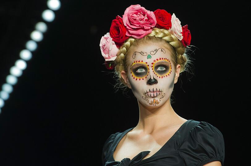 Noah Becker und Shermine Sharivar kommen sich näher, Micaela Schäfer präsentiert sich angezogen und Models posieren mit Schnurrbart - zum Beginn der Fashion Week in Berlin ist Einiges geboten. Von Promi-Klatsch bis Haute Couture - sehen Sie hier die besten Bilder aus der Hauptstadt.