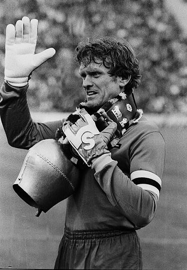 &bdquo;Von meinem Abschiedsspiel 1980 ist mir eine Kuhglocke geblieben, die hängt in der Tennishalle. Ich habe sie von einem verrückten Schweizer geschenkt bekommen, der unbedingt dabei sein und auf den Platz kommen wollte, er hat dafür sogar 10000 Mark bezahlt. Vom FC Bayern habe ich die Einnahmen bekommen. Die Nationalmannschaft war vor der EM 1980 in Italien für eine Woche im Trainingslager in der Sportschule in Grünwald, all die Kosten haben sie mir draufgeschlagen: 50000 Mark. Da war ich sauer. Da machst du 95 Länderspiele, wirst Welt- und Europameister und dann wollen sie bei deinem Abschied noch Geld. Nach meinem Autounfall durfte ich wegen meiner Spielunfähigkeitsversicherung nur 20 Minuten spielen, körperlich hätte es für 90 Minuten gereicht."