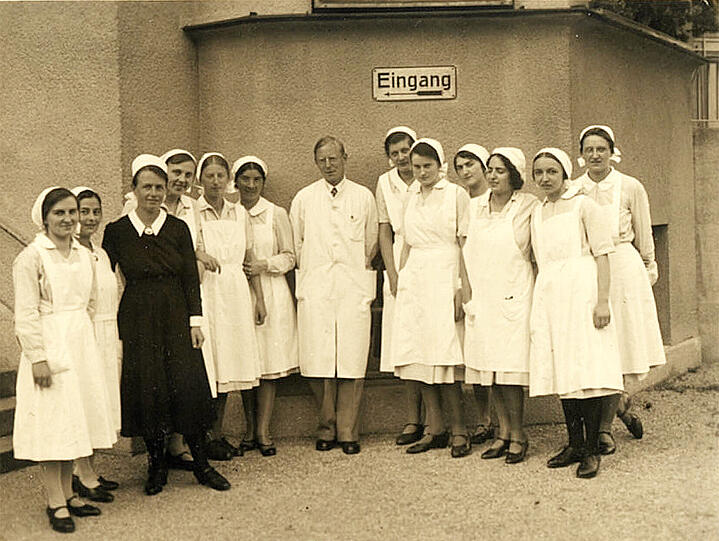 1930: In den 30er Jahren waren Häubchen noch Pflicht.