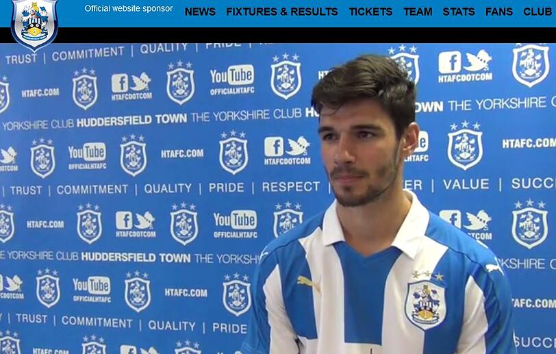 Weiß-blaue Farben, aber anstelle des Löwen-Trikots trägt er fortan das Jersey des Englischen Zweitligisten Huddersfield Town: Christopher Schindler, Ex-Kapitän des TSV 1860.