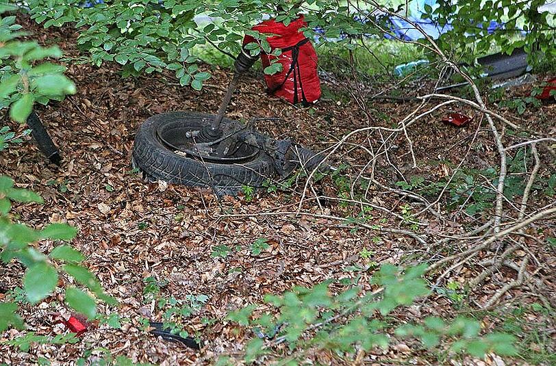 Nach einem schweren Verkehrsunfall im unterfränkischen Unterschleichach ist eine 19-jährige Frau gestorben. Die Bilder vom Unfallort.