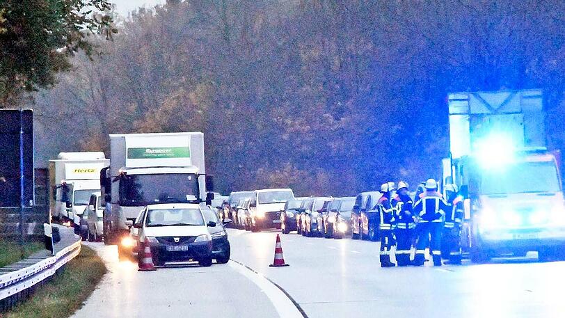 Ein LKW stellte sich auf der A99 bei Taufkirchen quer. Klicken Sie sich hier durch die Bilder!