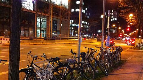 So schaut es am Abend vor dem Volkstheater aus: Radl überall.