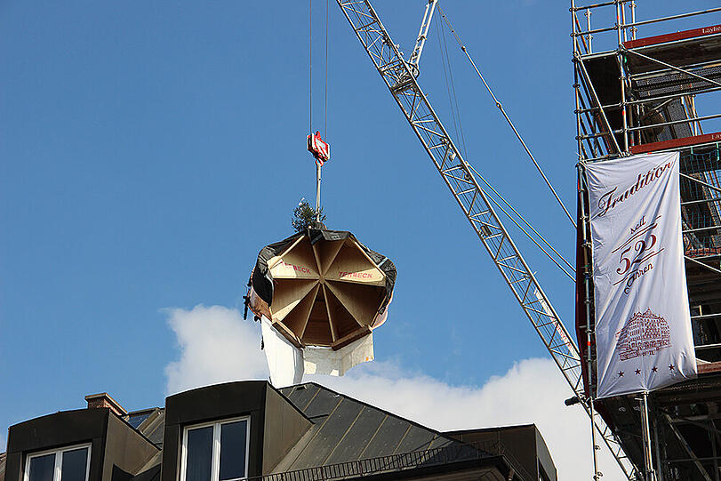 Bilder vom Richtfest am Torbräu: So wurde die Zwiebel auf den Turm gehievt.