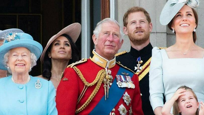 Prinz Charles (v.) mit Queen Elizabeth II. (l.), Prinz Harry, Herzogin Meghan (beide im Hintergrund) und weiteren Mitgliedern der britischen Royals.