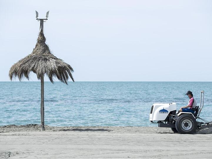 Ein Strand in Italien wird auf die Wiederöffnung im Sommer vorbereitet.