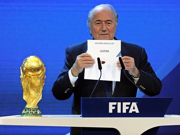 Der damalige FIFA-Präsident Joseph Blatter gibt 2010 die Vergabe der WM 2022 an Katar bekannt.