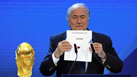 Der damalige FIFA-Präsident Joseph Blatter gibt 2010 die Vergabe der WM 2022 an Katar bekannt.